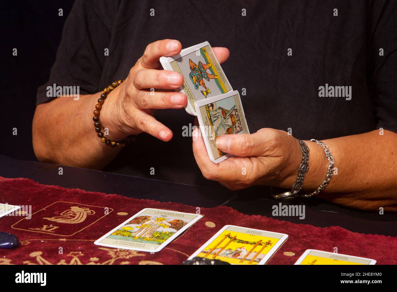 Deck de tarot mystique occulte et de vieilles cartes de tarot sur la table pour un rituel païen magique lecture de destin psychique - concept de surnaturel, sorcellerie, Banque D'Images