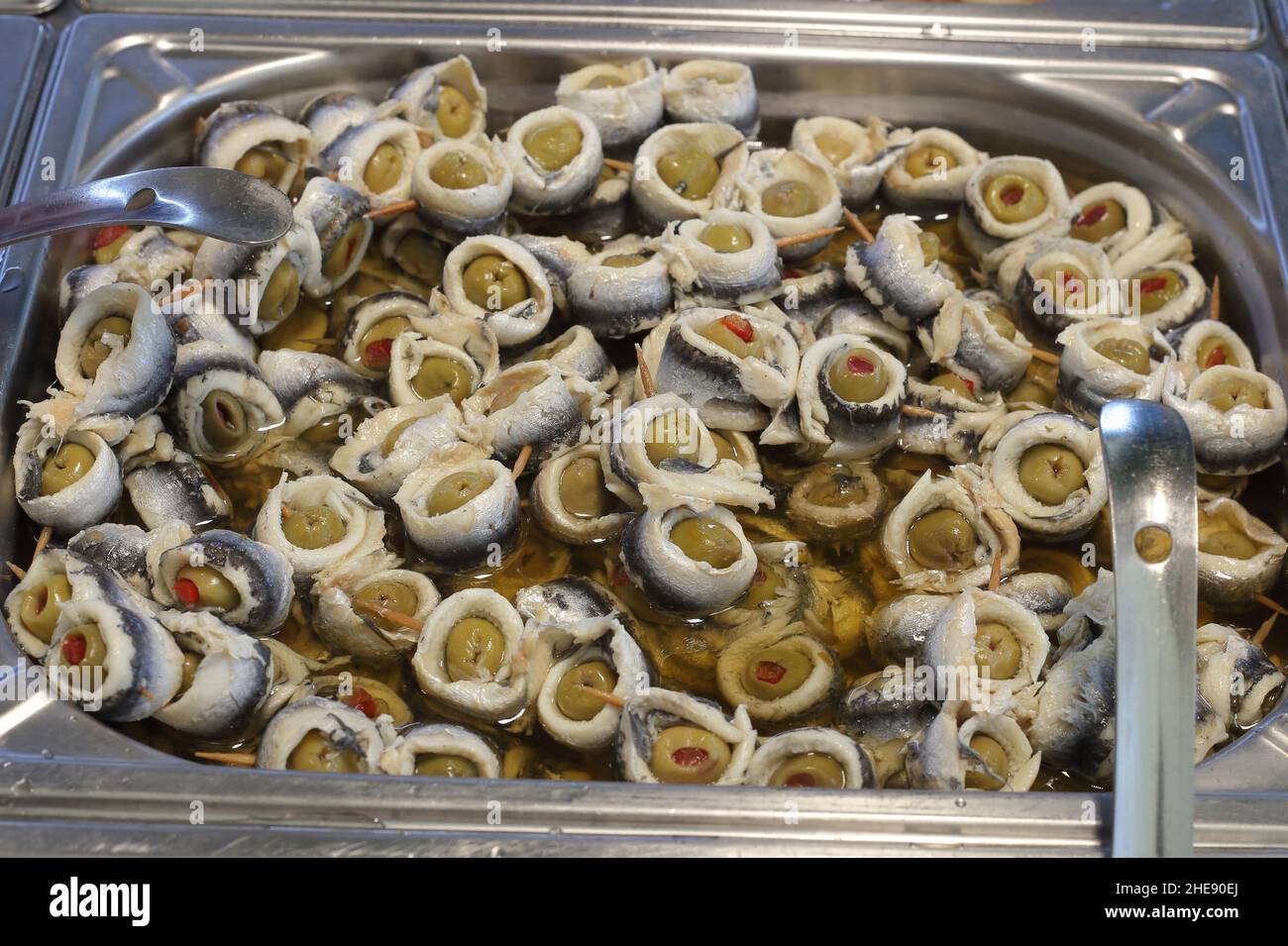 les poissons anchois roulent avec des olives sur le marché Banque D'Images