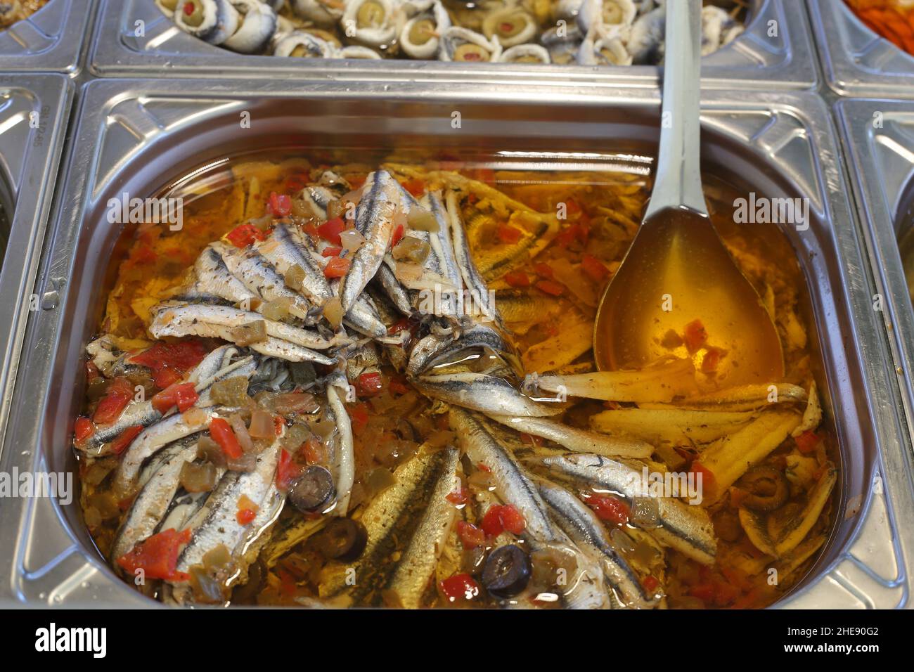 Hors-d'œuvre de poissons anchois sur un marché en France Banque D'Images