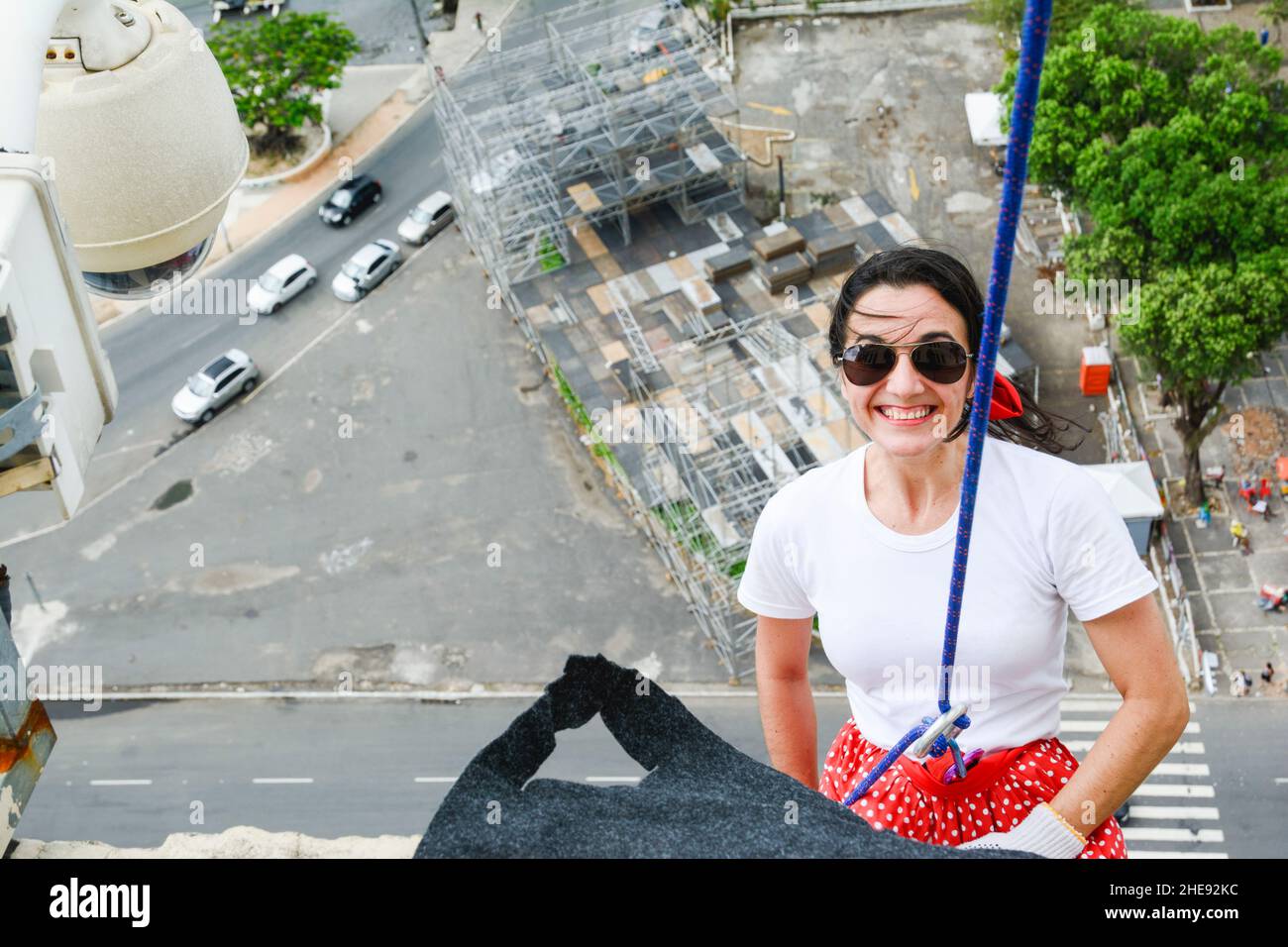 Femme caucasienne portant un costume de héros descendant d'un grand bâtiment à Rappel.Salvador Bahia Brésil. Banque D'Images