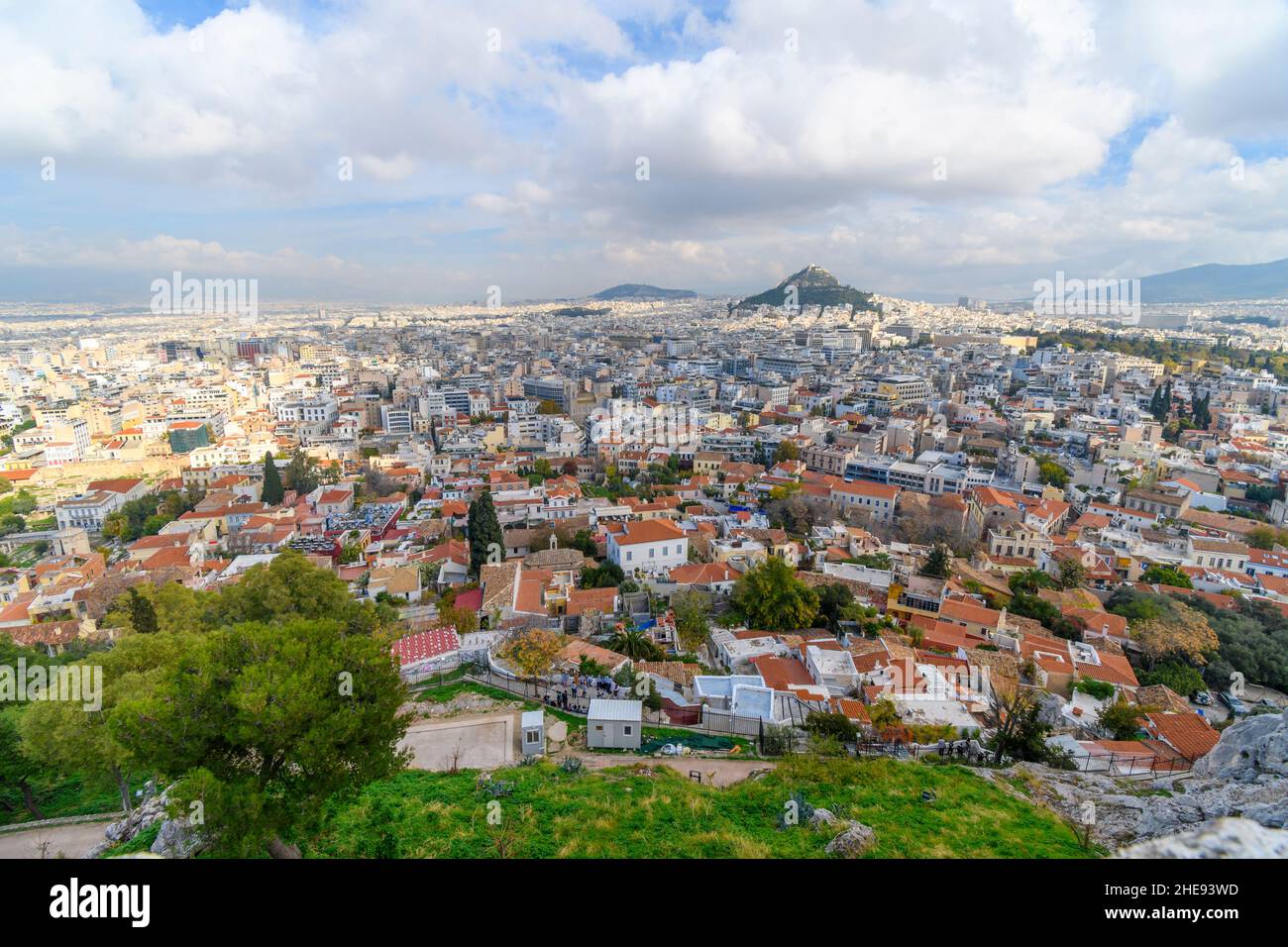 Vue sur les quartiers de Plaka et Monastiraki et le mont Lycabette depuis l'Acropole sur la colline de l'Acropole à Athènes, Grèce, lors d'une journée d'automne. Banque D'Images