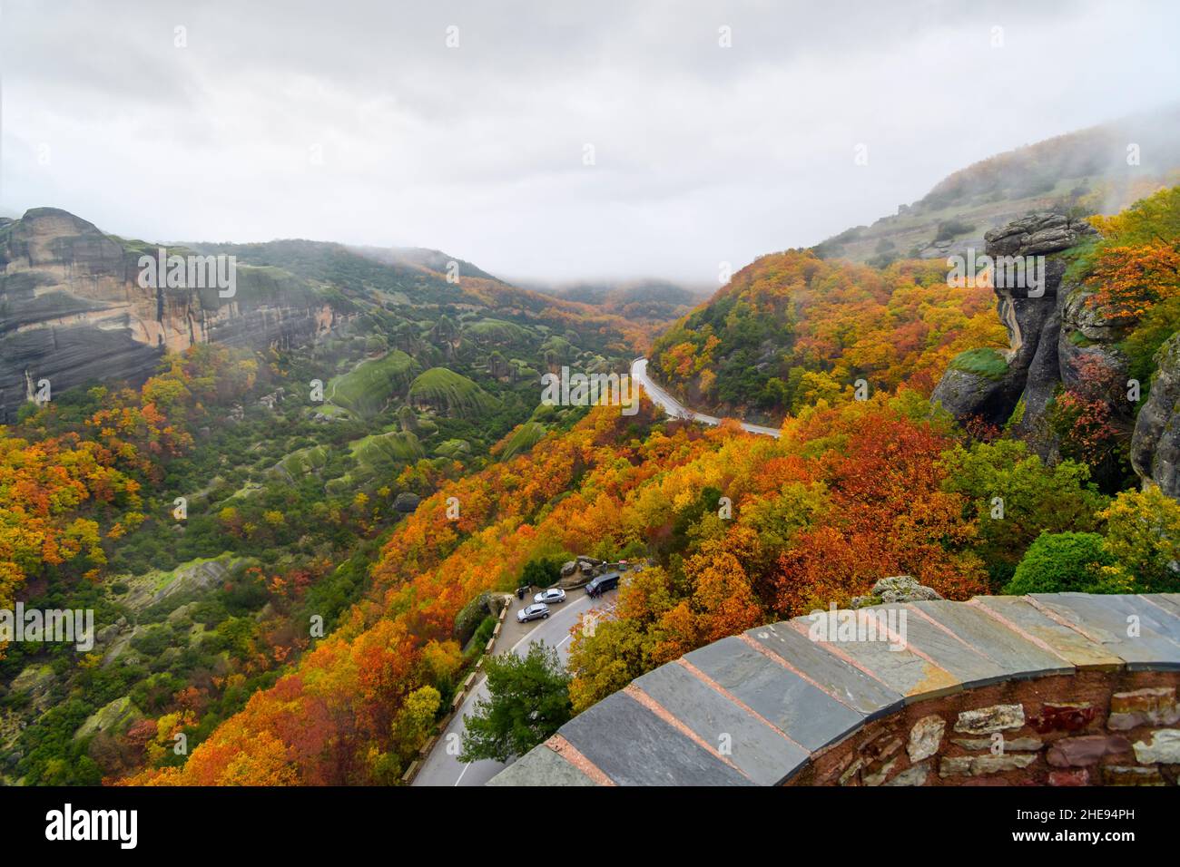 Vue depuis le monastère de Sainte-Barbara ou Roussanou à Meteora, Grèce sous un ciel brumeux et nuageux avec des feuilles aux couleurs de l'automne. Banque D'Images