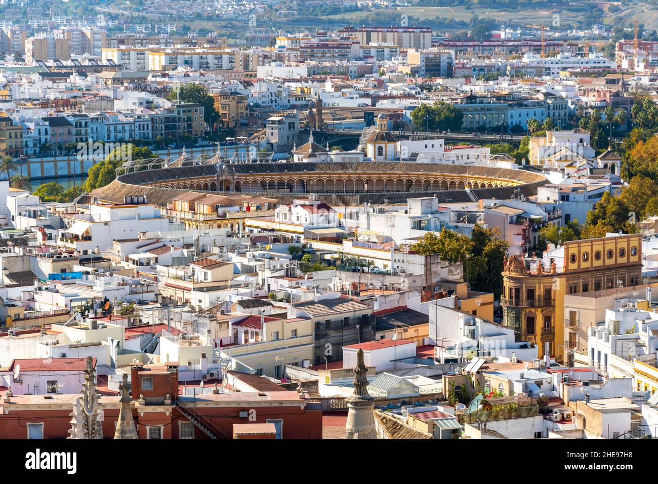 La Plaza de toros de la Real Maestranza de Caballería de Sevilla, le plus grand arène de corrida en Espagne vu de la Tour Giralda à Séville en Espagne Banque D'Images