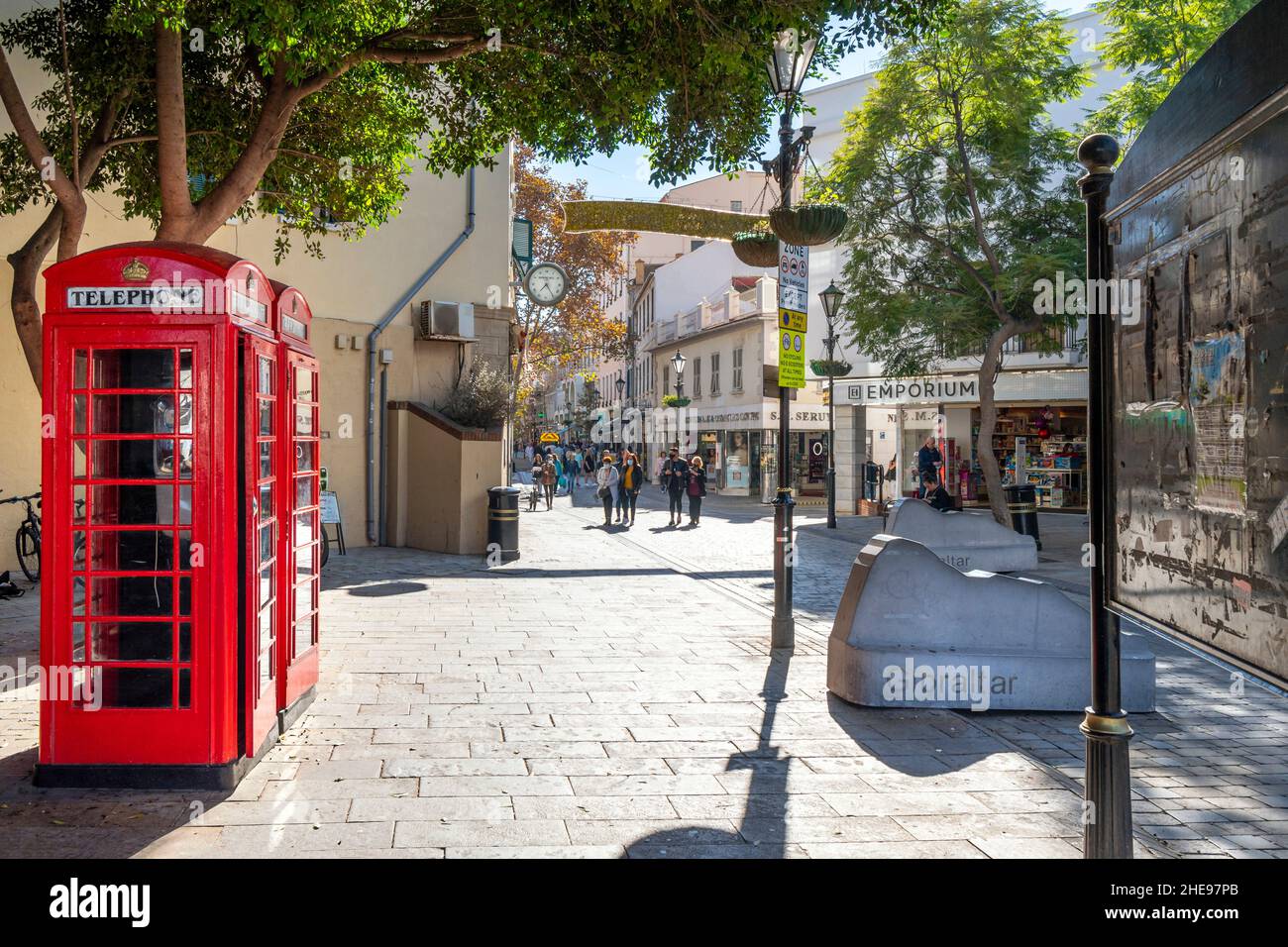 Un stand téléphonique britannique rouge typique à l'entrée de la vieille ville de Gibraltar, un territoire britannique au sud de l'Espagne. Banque D'Images