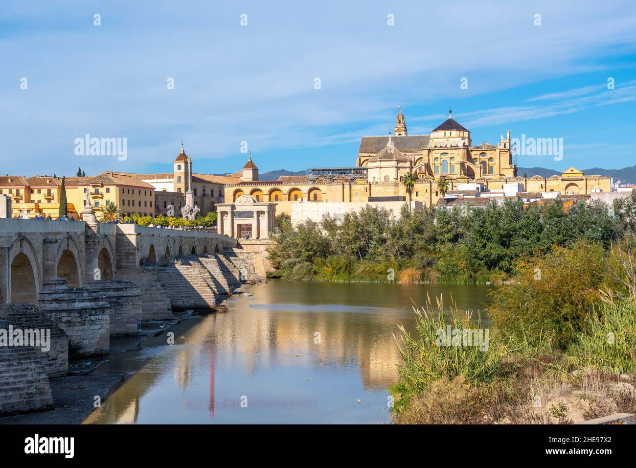 La Grande Mosquée de Cordoue ou Mezquita vue depuis le pont romain le long du fleuve Guadalquivir à Cordoue, en Espagne. Banque D'Images