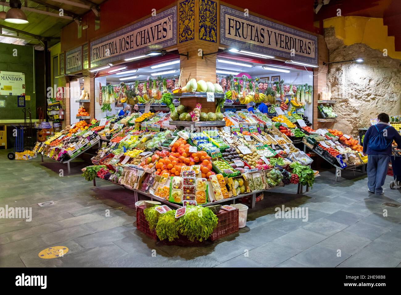 Un stand de fruits et de produits frais à l'intérieur du marché de Triana à Séville en Espagne Banque D'Images