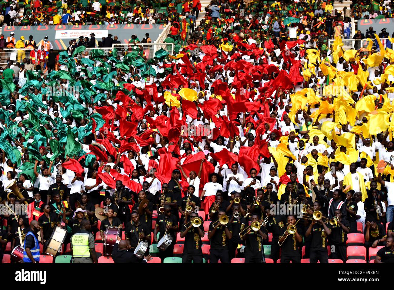 Yaoundé, Cameroun.9th janvier 2022.Les fans du Cameroun applaudissent à l'équipe lors du match de football Group A entre le Cameroun et le Burkina Faso à la coupe d'Afrique des Nations au stade Olembe de Yaoundé, Cameroun, 9 janvier 2022.Credit: Keppeu/Xinhua/Alay Live News Banque D'Images