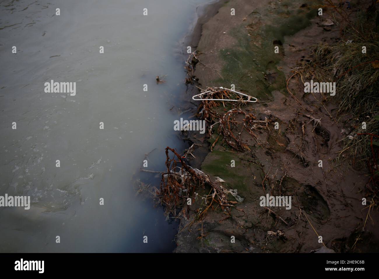Les eaux usées d'une ligne d'eaux usées brisée sont observées dans la