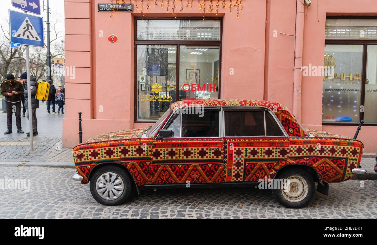 Lviv, Ukraine.08th janvier 2022.La VAZ-2101 'Zhiguli', communément surnommée 'Kopeyka' automobile de l'ère soviétique couverte de tapis comme modding est vu dans la rue.Crédit : SOPA Images Limited/Alamy Live News Banque D'Images