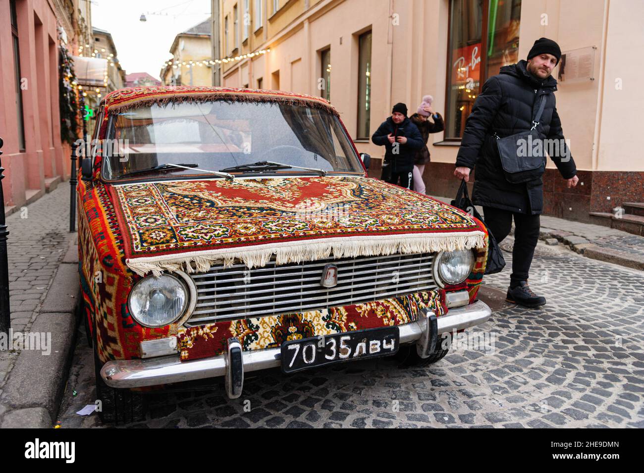 Lviv, Ukraine.08th janvier 2022.La VAZ-2101 'Zhiguli', communément surnommée 'Kopeyka' automobile de l'ère soviétique couverte de tapis comme modding est vu dans la rue.Crédit : SOPA Images Limited/Alamy Live News Banque D'Images