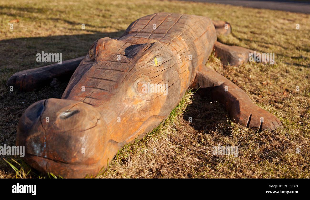 Umea, Norrland Suède - 14 avril 2021 : sculpture en bois représentant un crocodile dans une cour d'école Banque D'Images