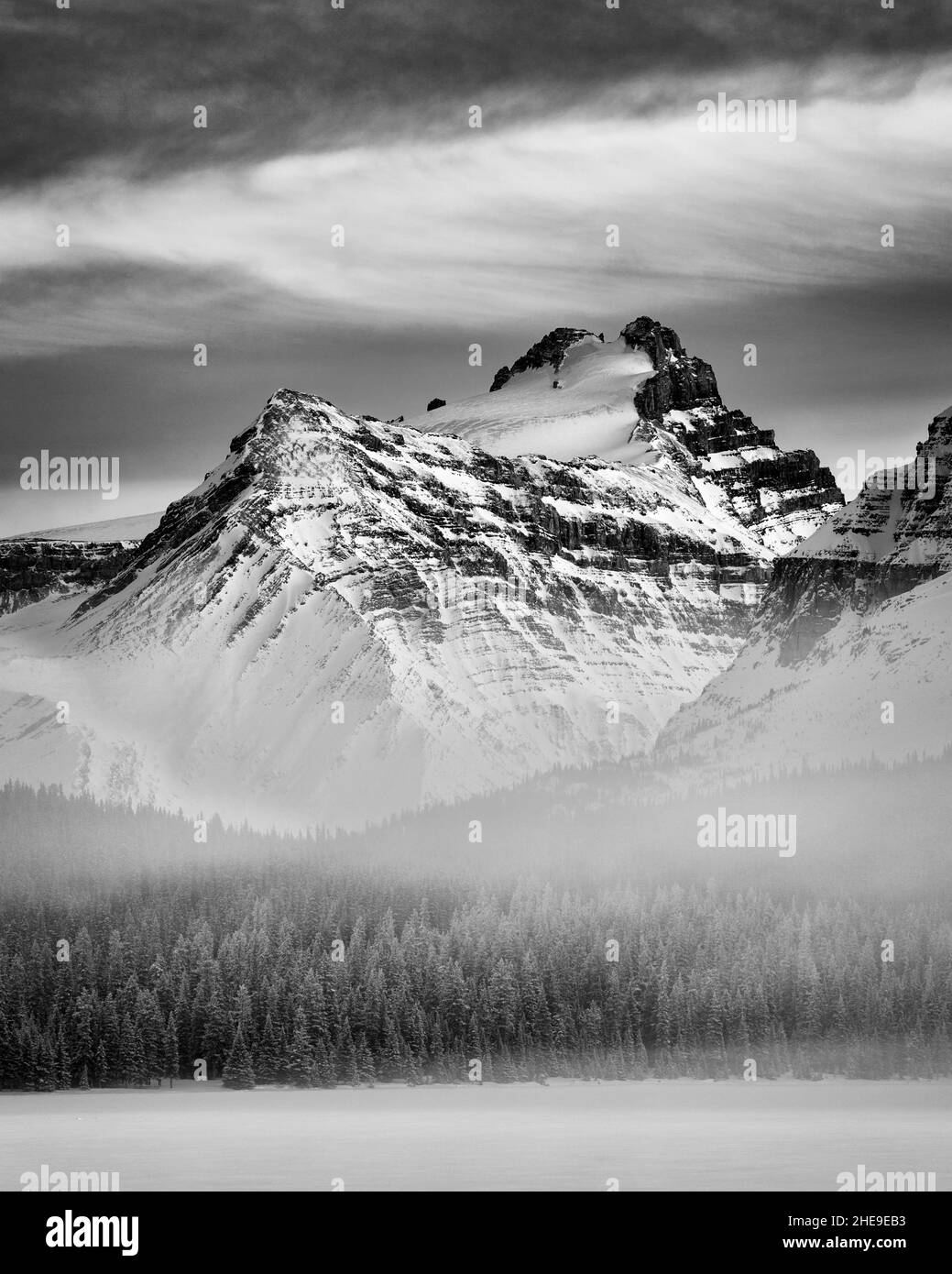 Canada, Alberta, parc national Banff, crépuscule sur le mont Hector et le lac Podgy Bow (BW) Banque D'Images