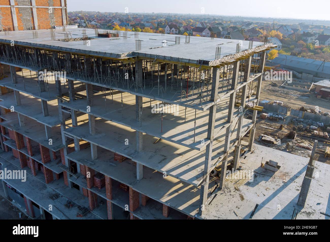 Développement actif d'un bâtiment non fini de plusieurs étages en construction Banque D'Images