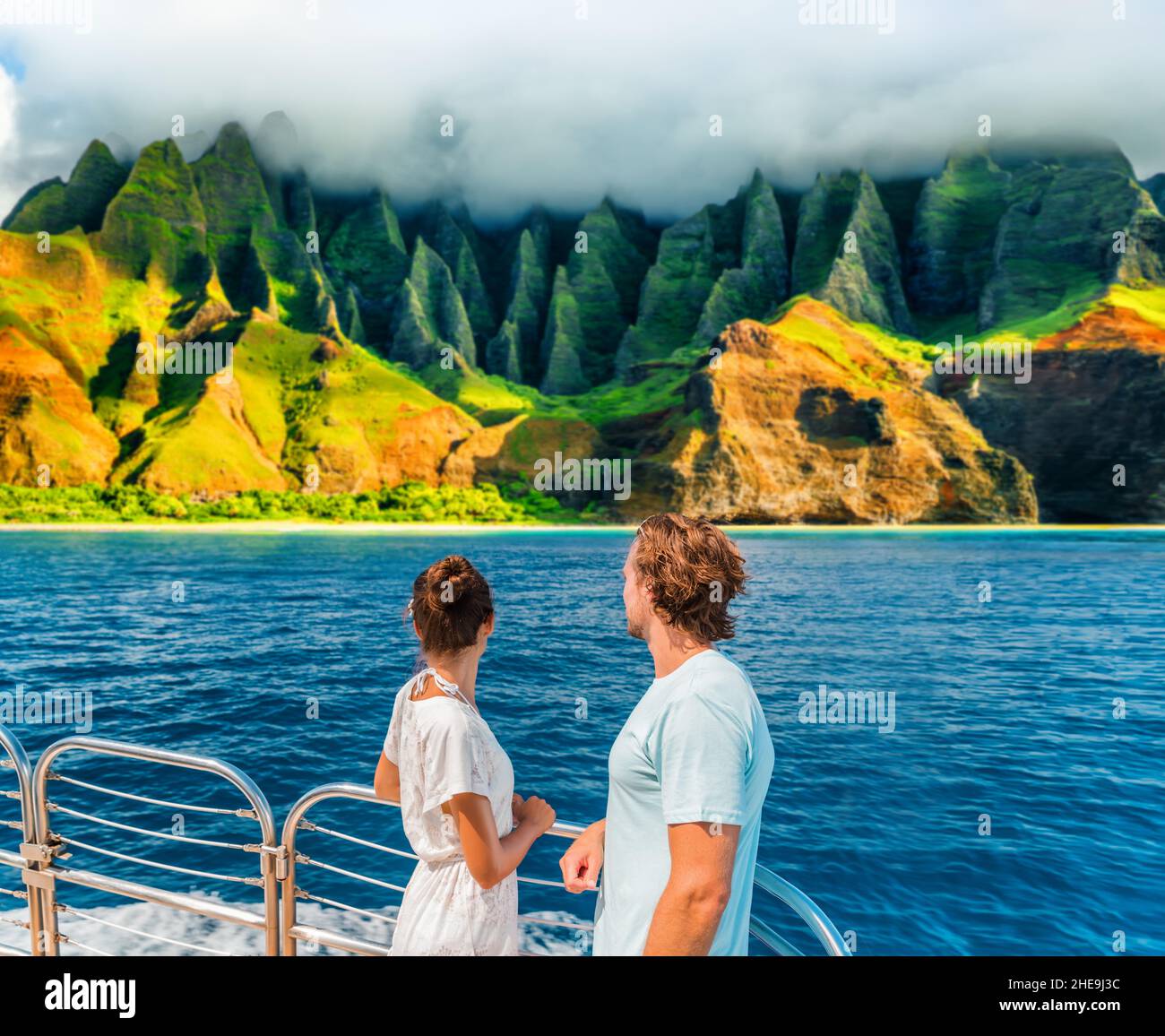 Croisière panoramique sur les paysages de la côte de Kauai Na Pali à Hawaï.Couple regardant les montagnes spectaculaires destination touristique célèbre sur le pont de bateau.Bateau de croisière l'été Banque D'Images