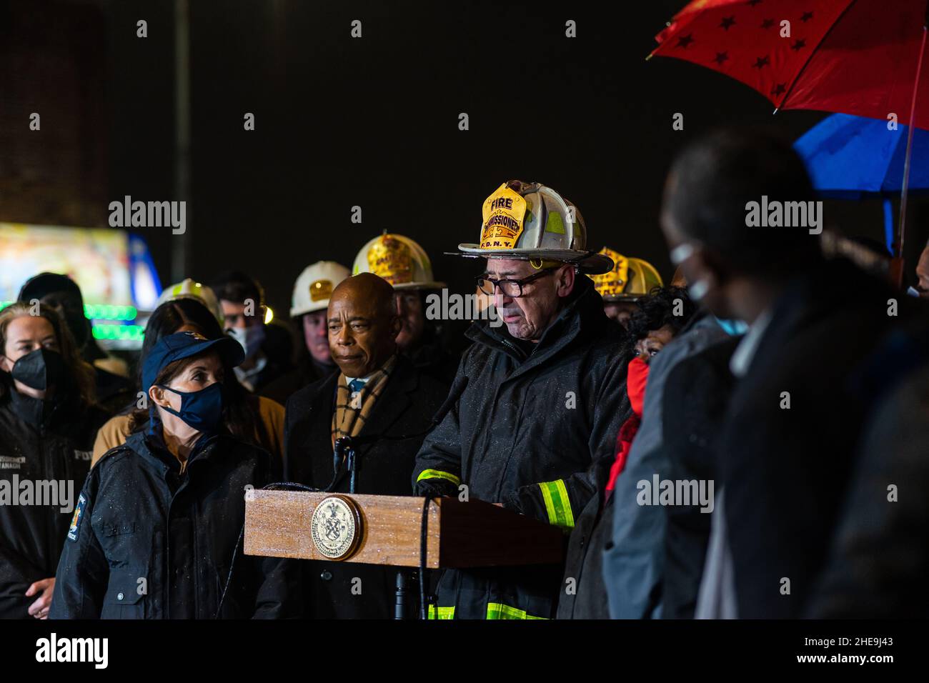 Bronx, États-Unis.09th janvier 2022.Le commissaire du service des incendies de la ville de New York, Daniel Nigro, se joint au maire de New York, Eric Adams, et d'autres élus ont tenu une conférence de presse au 333 East 181 St., où un incendie de cinq alarmes a coûté la vie à 19 personnes, dont neuf enfants, dans le Bronx, NY USA, le 9 janvier 2022.(Photo de Steve Sanchez/Sipa USA) crédit: SIPA USA/Alay Live News Banque D'Images