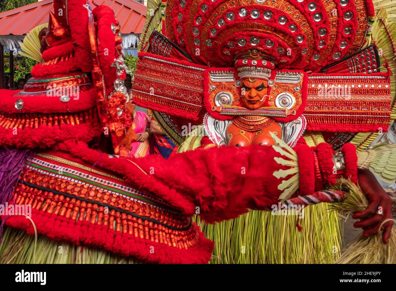 Theyyams se déroule pendant le festival du temple à Kannur, Kerala, Inde. Banque D'Images