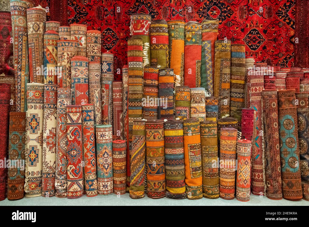 Variété des magnifiques tapis orientaux dans magasin de tapis traditionnel au Moyen-Orient Banque D'Images