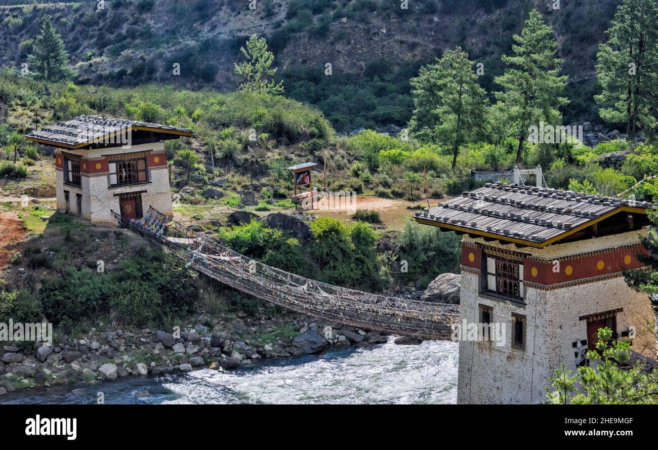 Pont de fer traversant la rivière Pa Chhu pour atteindre Tachog Lhakhang (également connu sous le nom de Tachogang Lhakhang), entre Paro et Thimphu, Bhoutan Banque D'Images