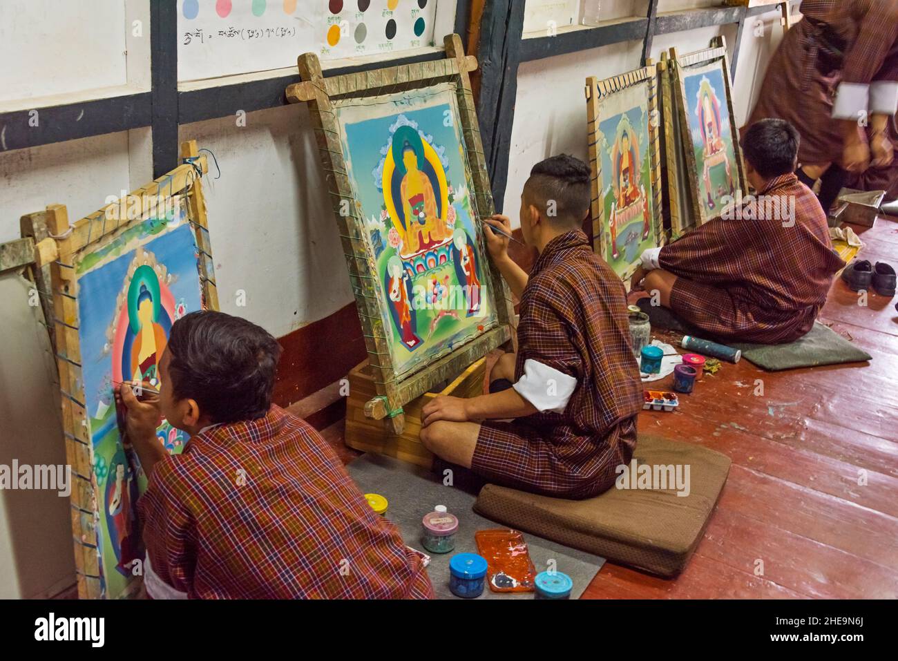 Des élèves peignant de la tangka dans une école professionnelle technique, Thimphu, Bhoutan Banque D'Images