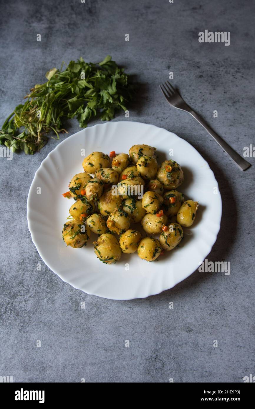 Hum aloo ou pommes de terre frites dans de l'huile dans une assiette blanche.Vue de dessus. Banque D'Images