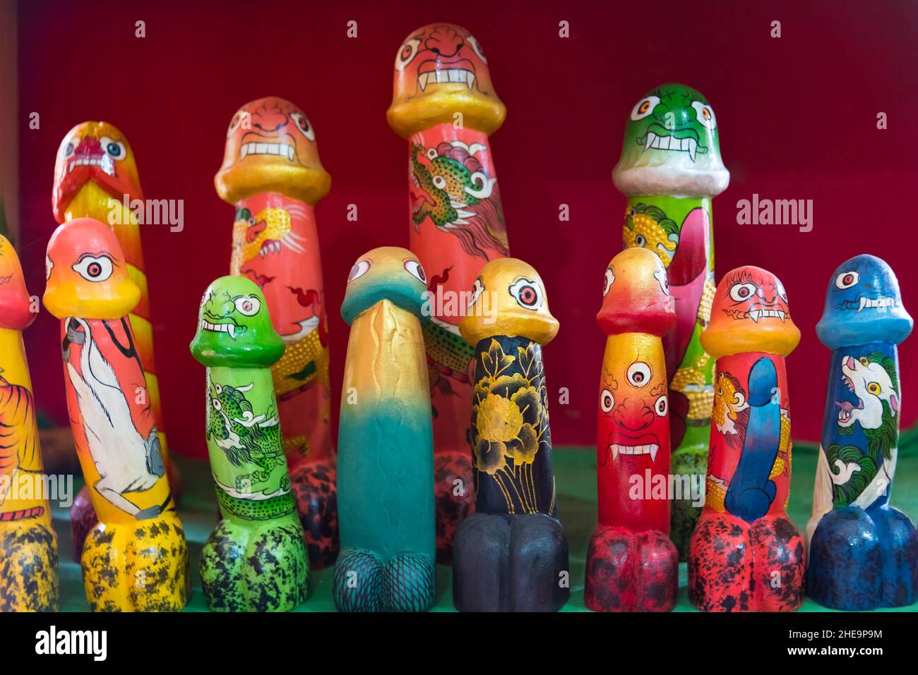 Phallus en bois dans un magasin d'artisanat, Punakha, Bhoutan Banque D'Images