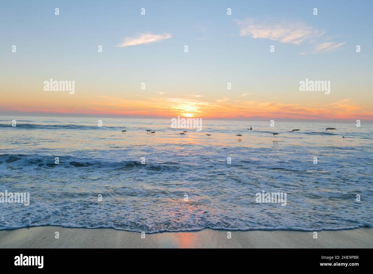 9 janvier 2022 : le coucher du soleil à Carlsbad, Californie, le dimanche  9th janvier 2022.Le coucher du soleil à Frazee Beach comprenait des nuages,  des vagues et du sable aux couleurs