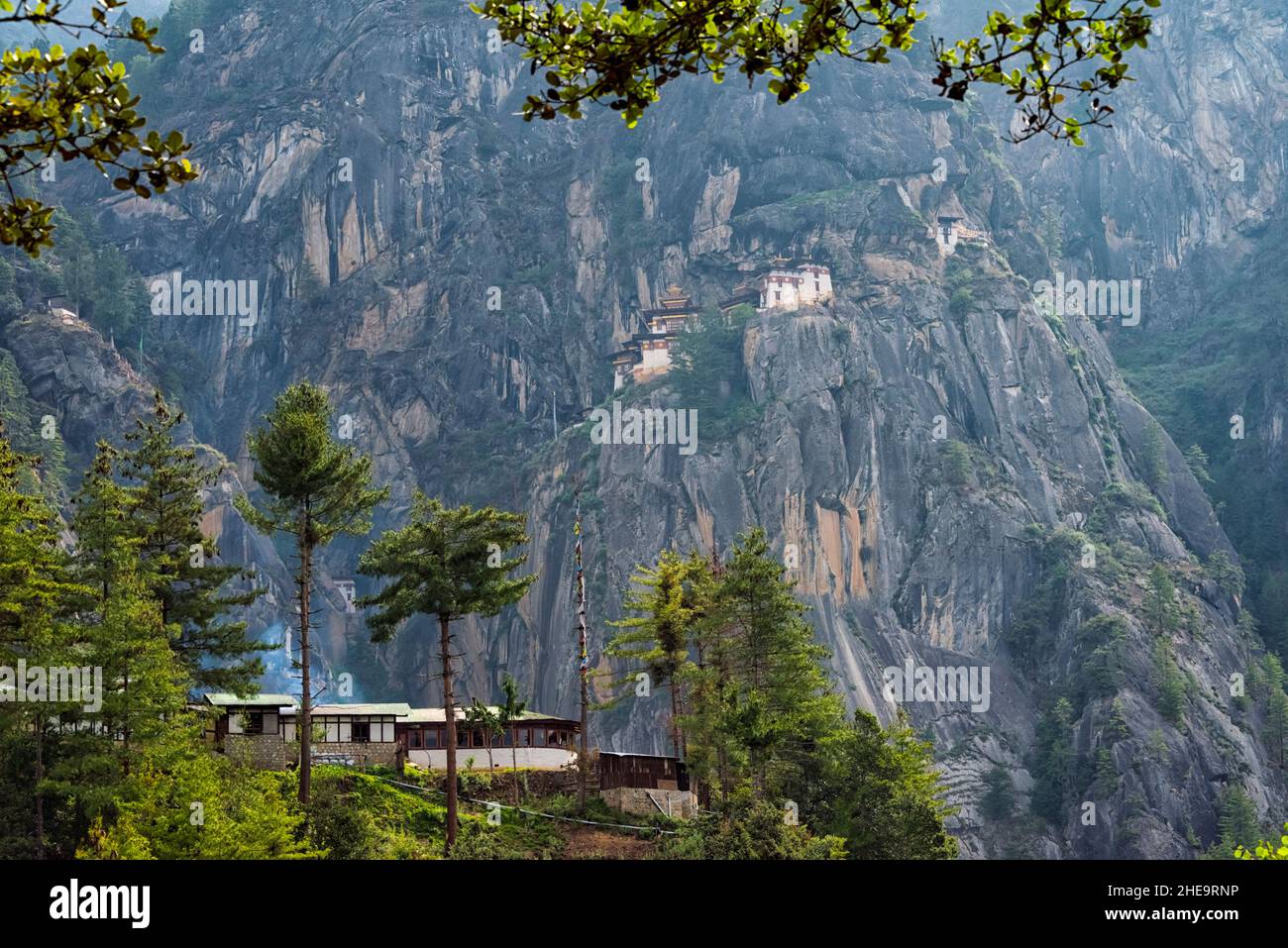 Paro Taktsang (également connu sous le nom de Tiger's Nest) perché sur la falaise, Paro, Bhoutan Banque D'Images