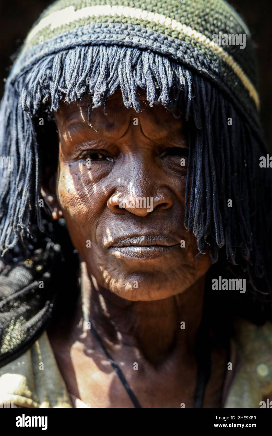 Jinka, Éthiopie - 21 novembre 2020 : gros plan Portrait de la vieille femme de Konso en robe nationale, rivière Omo Valley Banque D'Images
