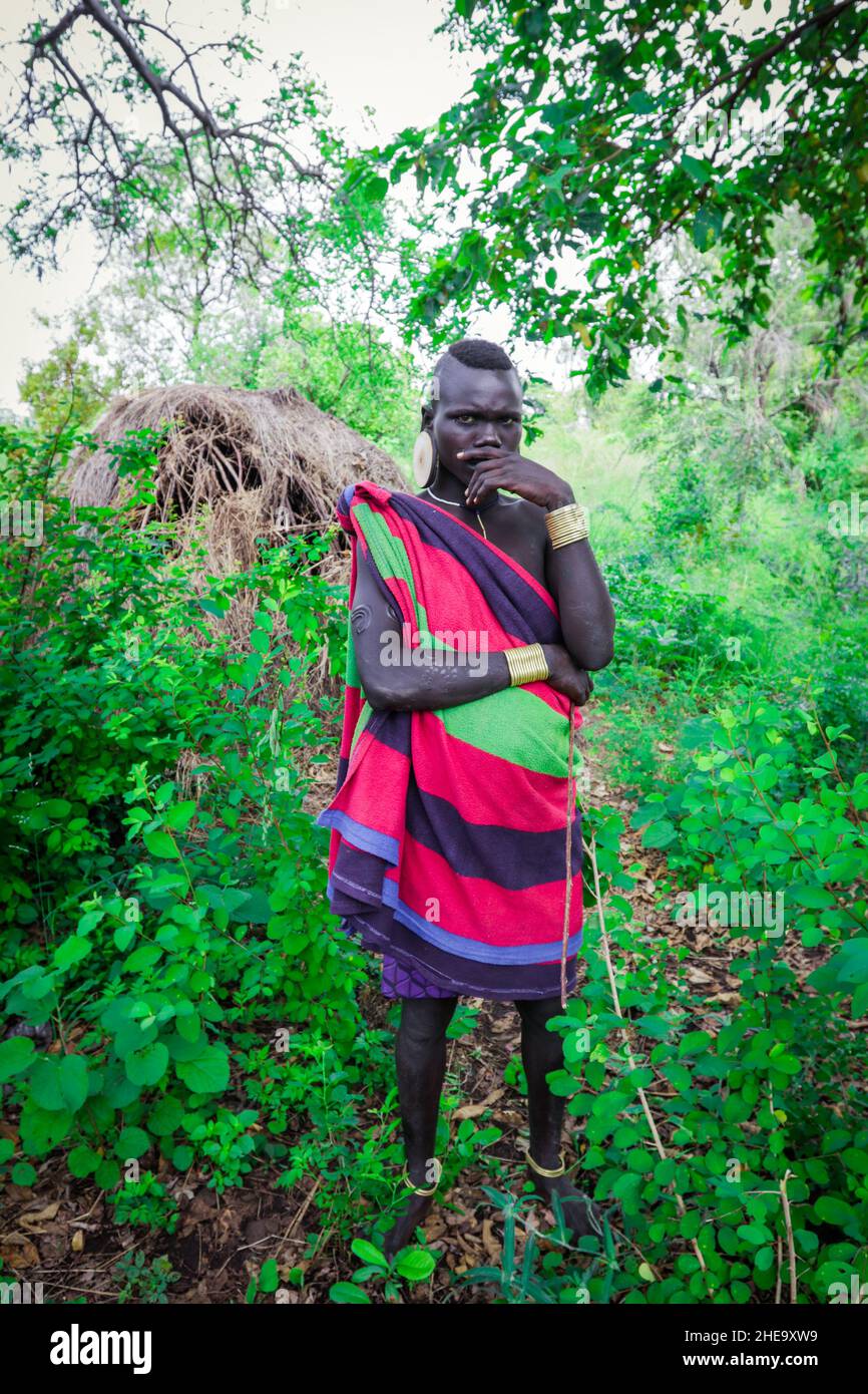 Vallée de la rivière Omo, Éthiopie - 29 novembre 2020 : portrait d'une femme africaine dans le village de la tribu locale de Mursi Banque D'Images