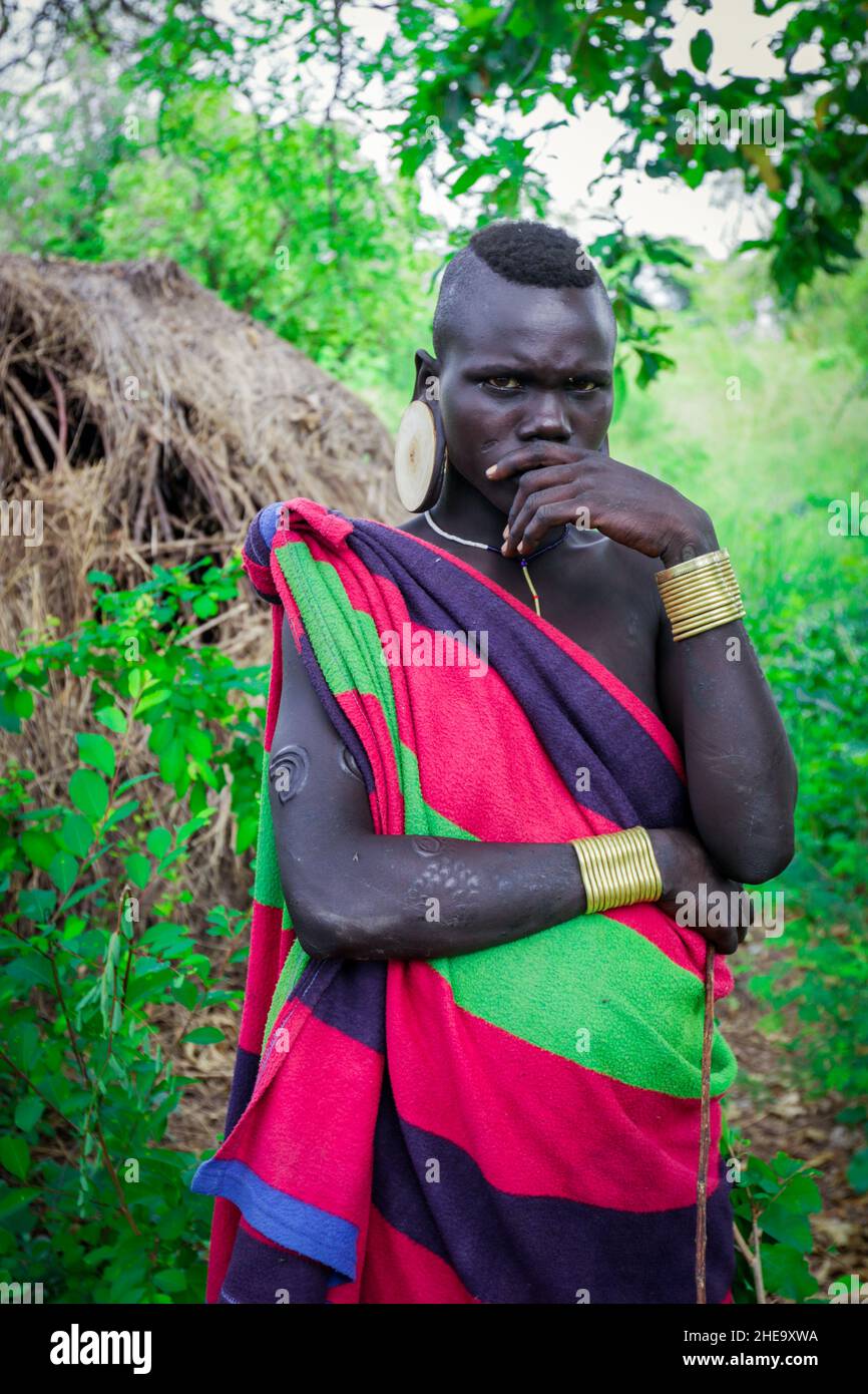 Vallée de la rivière Omo, Éthiopie - 29 novembre 2020 : portrait d'une femme africaine dans le village de la tribu locale de Mursi Banque D'Images