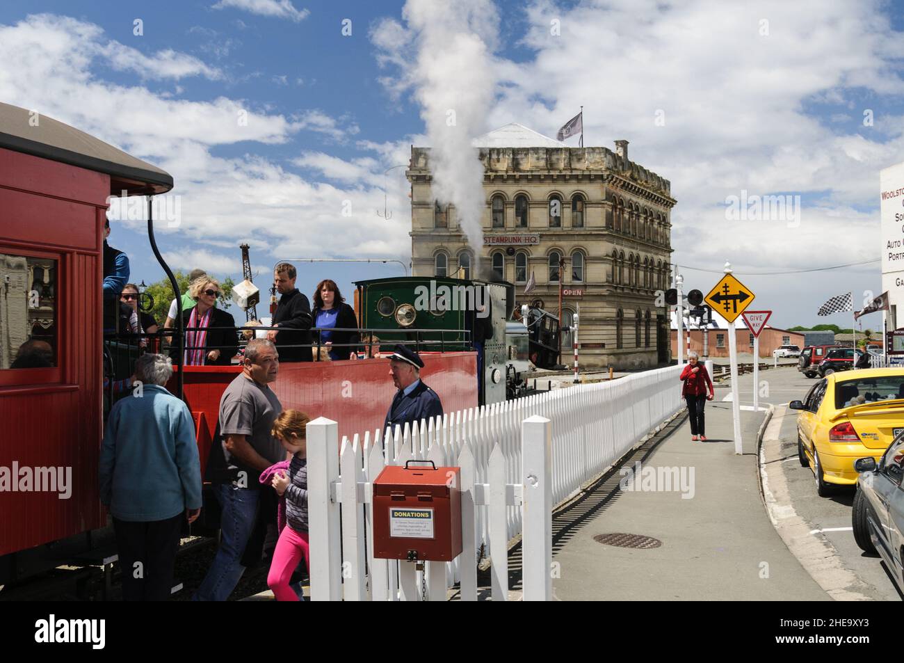 Train à vapeur touristique à la gare de Harbourside dans le quartier historique victorien d'Oamaru quartier Steampunk QG en arrière-plan Nouvelle-Zélande Banque D'Images