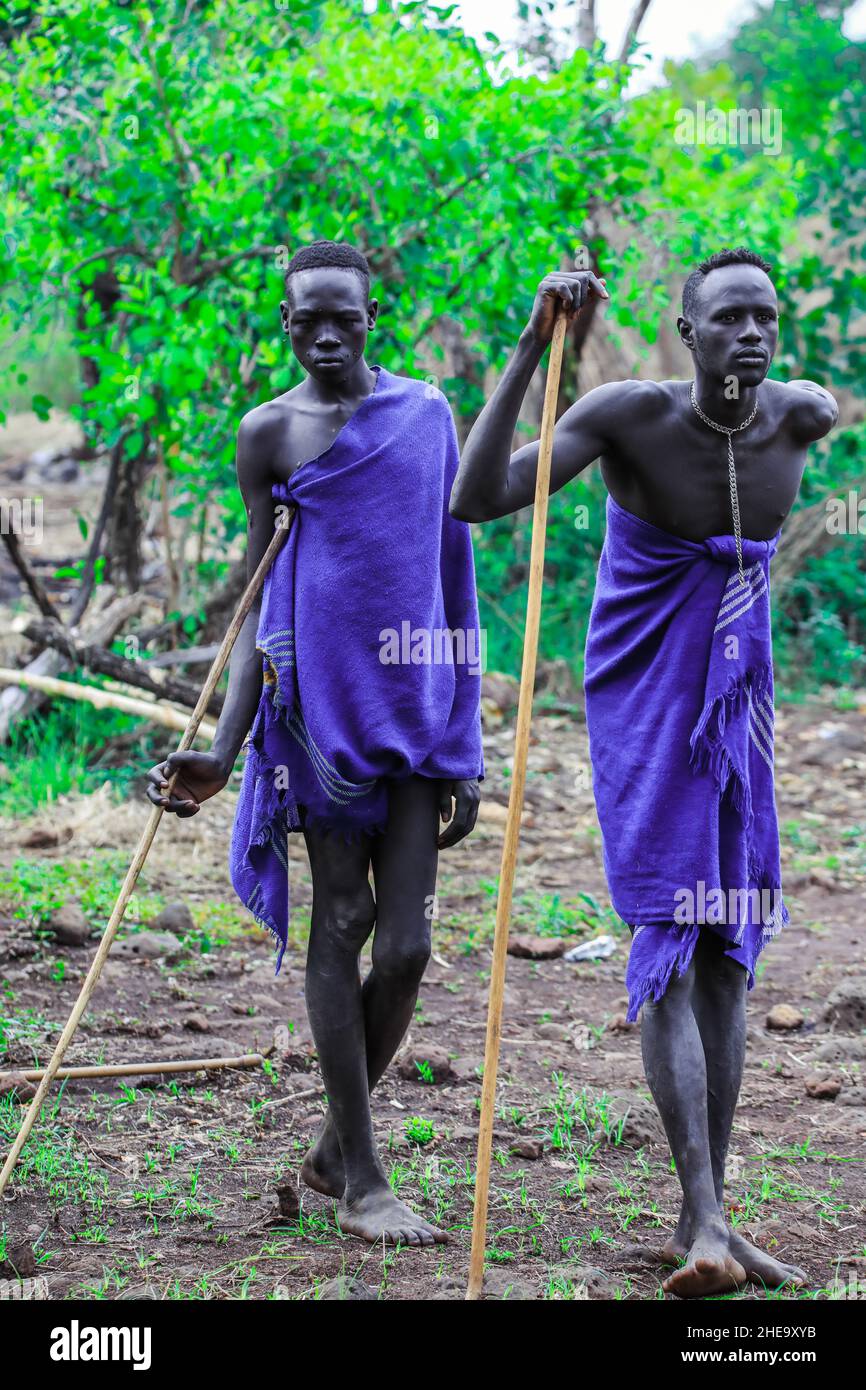 Omo River Valley, Ethiopie, novembre 2020, hommes en costume traditionnel de la tribu Mursi Banque D'Images
