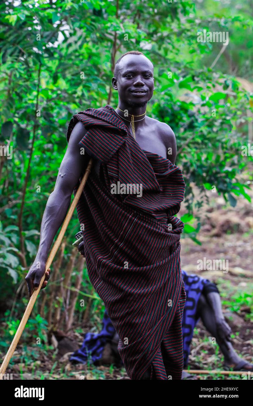 Omo River Valley, Ethiopie, novembre 2020, hommes en costume traditionnel de la tribu Mursi Banque D'Images