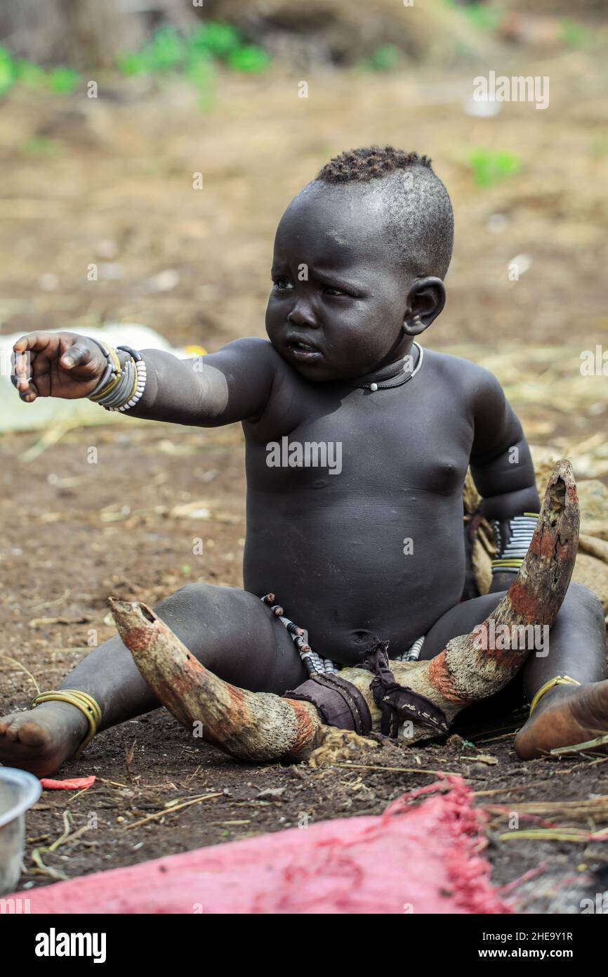 Omo River Valley, Ethiopie, novembre 2020, Portrait d'un bébé de la tribu Mursi Banque D'Images