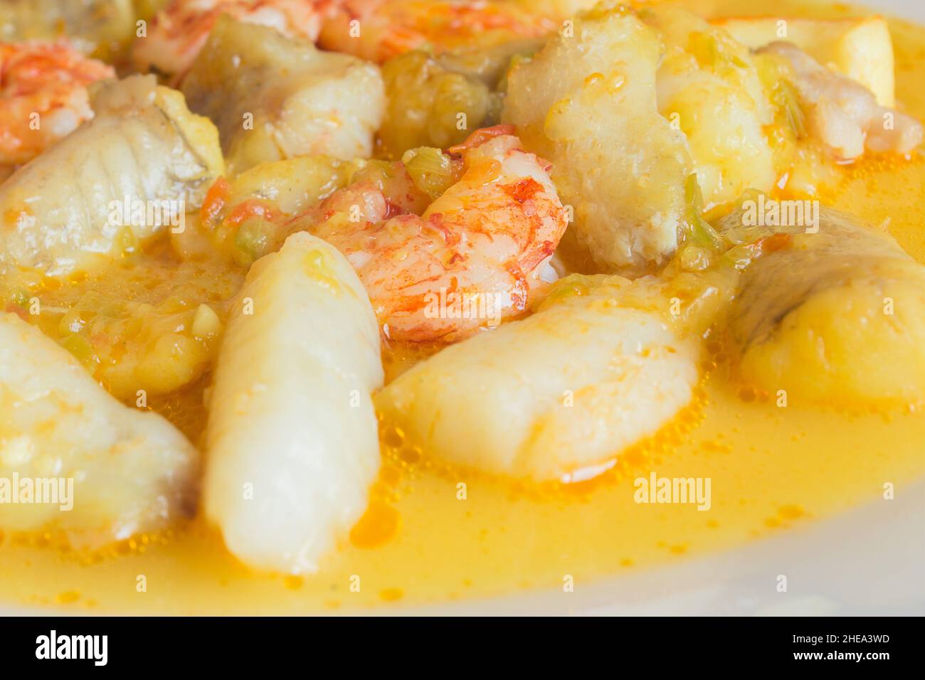 Gros plan de certains ingrédients de la casserole de fruits de mer sur une assiette blanche.Cuisine traditionnelle. Banque D'Images