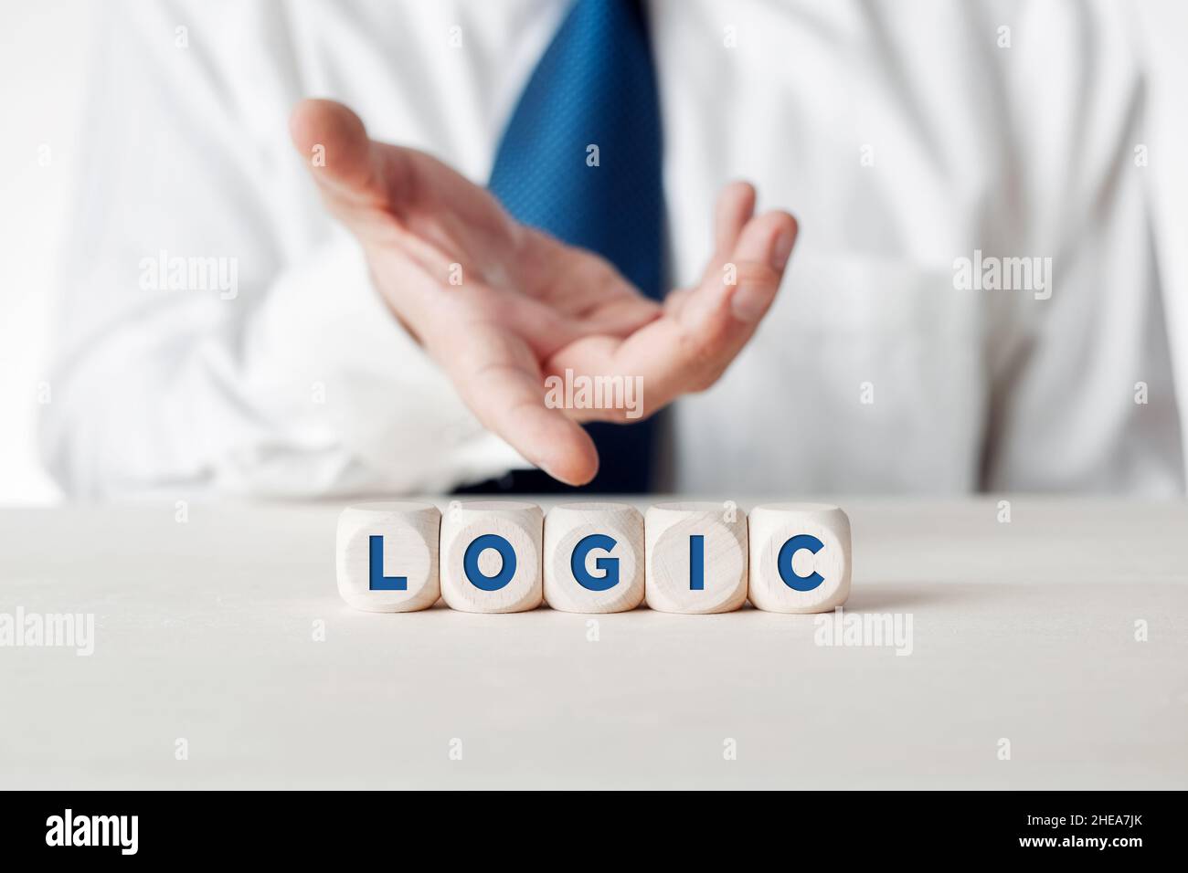 Main mâle montrant le mot logique écrit sur des cubes en bois.Décision logique métier ou utilisation du concept logique. Banque D'Images