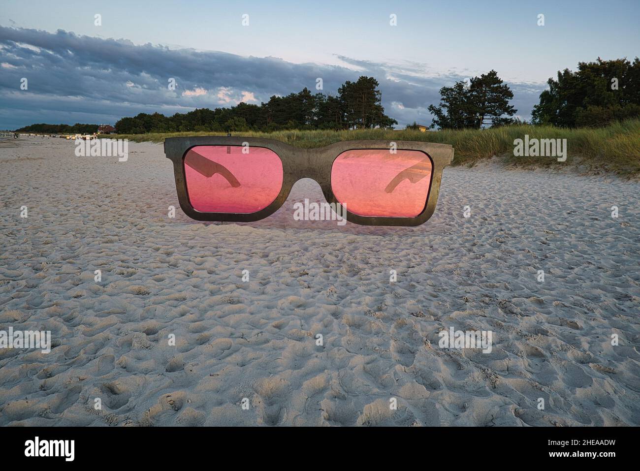 Lunettes de soleil comme motif photo sur la plage de la mer Baltique à Zingst.Photo populaire dans le sable Banque D'Images