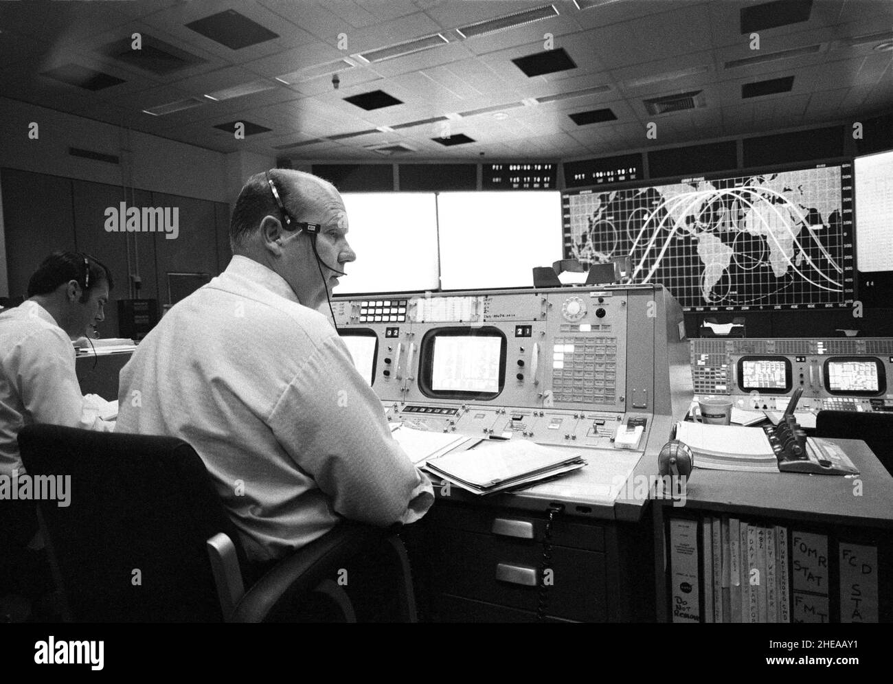 (25 mai 1973) --- les directeurs de vol Donald R. Puddy (arrière-plan gauche) et Philip C. Shaffer sont assis à la console du directeur de vol dans la salle de contrôle des opérations de la mission du Centre de contrôle de la mission du JSC pendant le lancement de Skylab 2. Banque D'Images