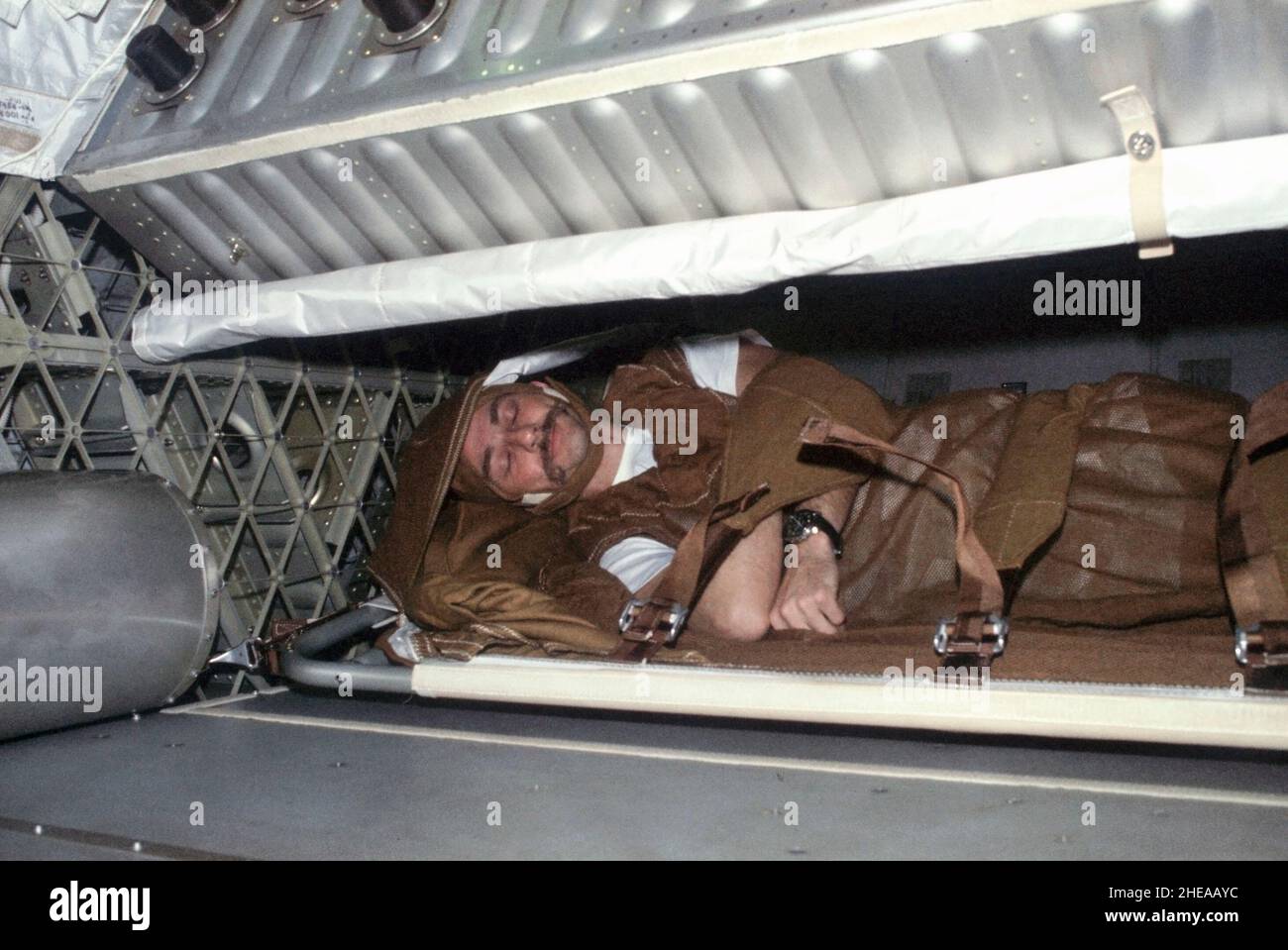(Juillet-septembre 1973) --- vue du scientifique-astronaute Owen K. Garriott, pilote scientifique du Skylab 3, dans ses contentions de sommeil dans les quartiers d'équipage de l'atelier orbital (OWS) Banque D'Images