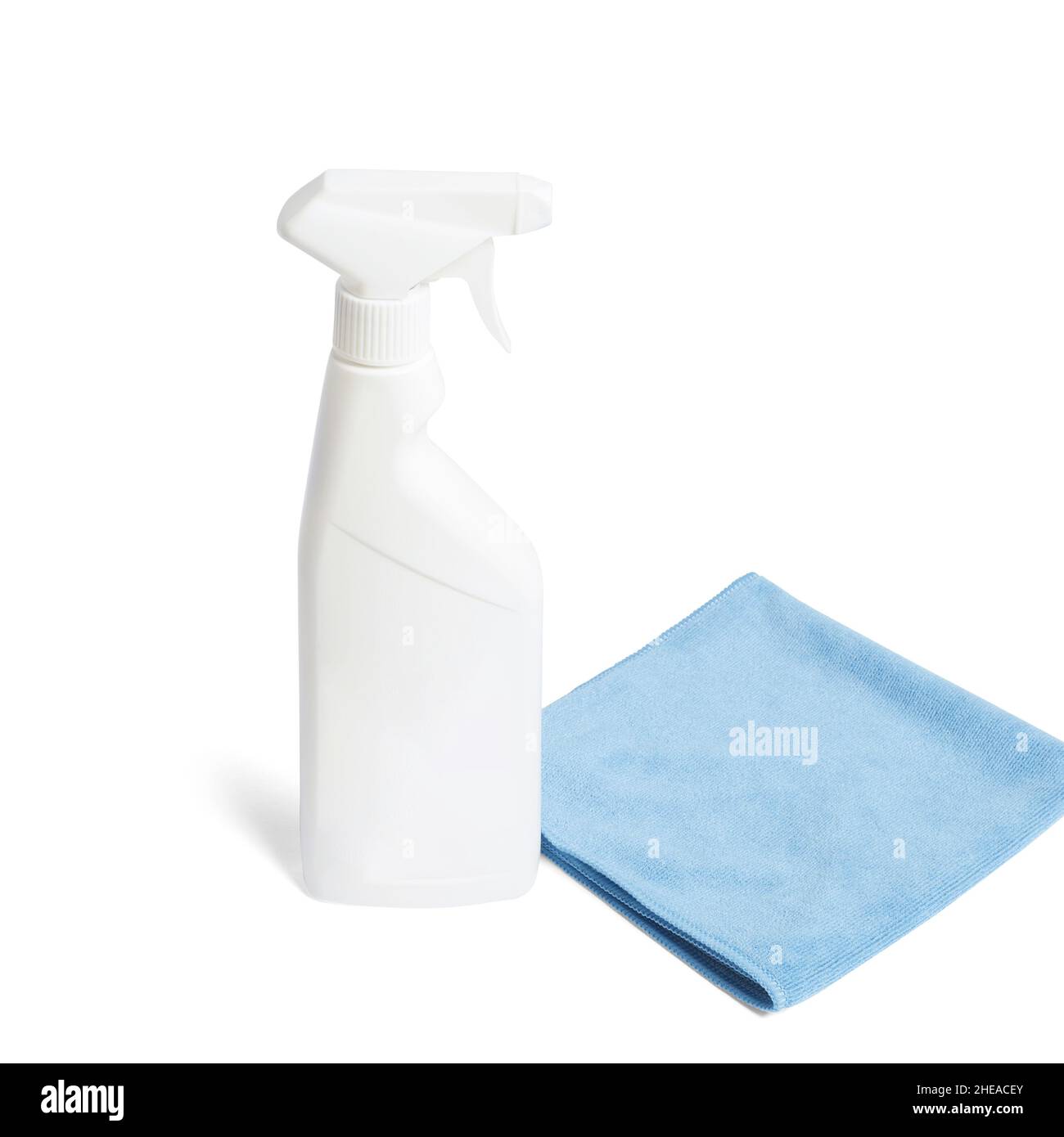 Vaporisateur avec serviette de nettoyage isolée sur fond blanc.Concept de nettoyage écologique, essuyage de surface avec panneau de tissu absorbant, spray et absorbant Banque D'Images