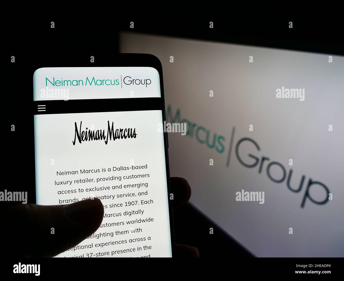Personne tenant un smartphone avec la page Web de la société de vente au détail américaine Neiman Marcus Group Inc. À l'écran devant le logo.Concentrez-vous sur le centre de l'écran du téléphone. Banque D'Images