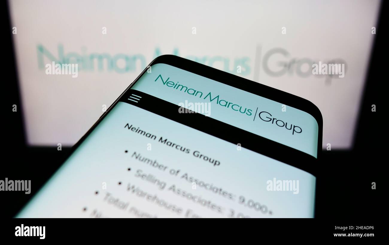 Téléphone mobile avec le site Web de la société de vente au détail américaine Neiman Marcus Group Inc. À l'écran devant le logo de l'entreprise.Faites la mise au point dans le coin supérieur gauche de l'écran du téléphone. Banque D'Images