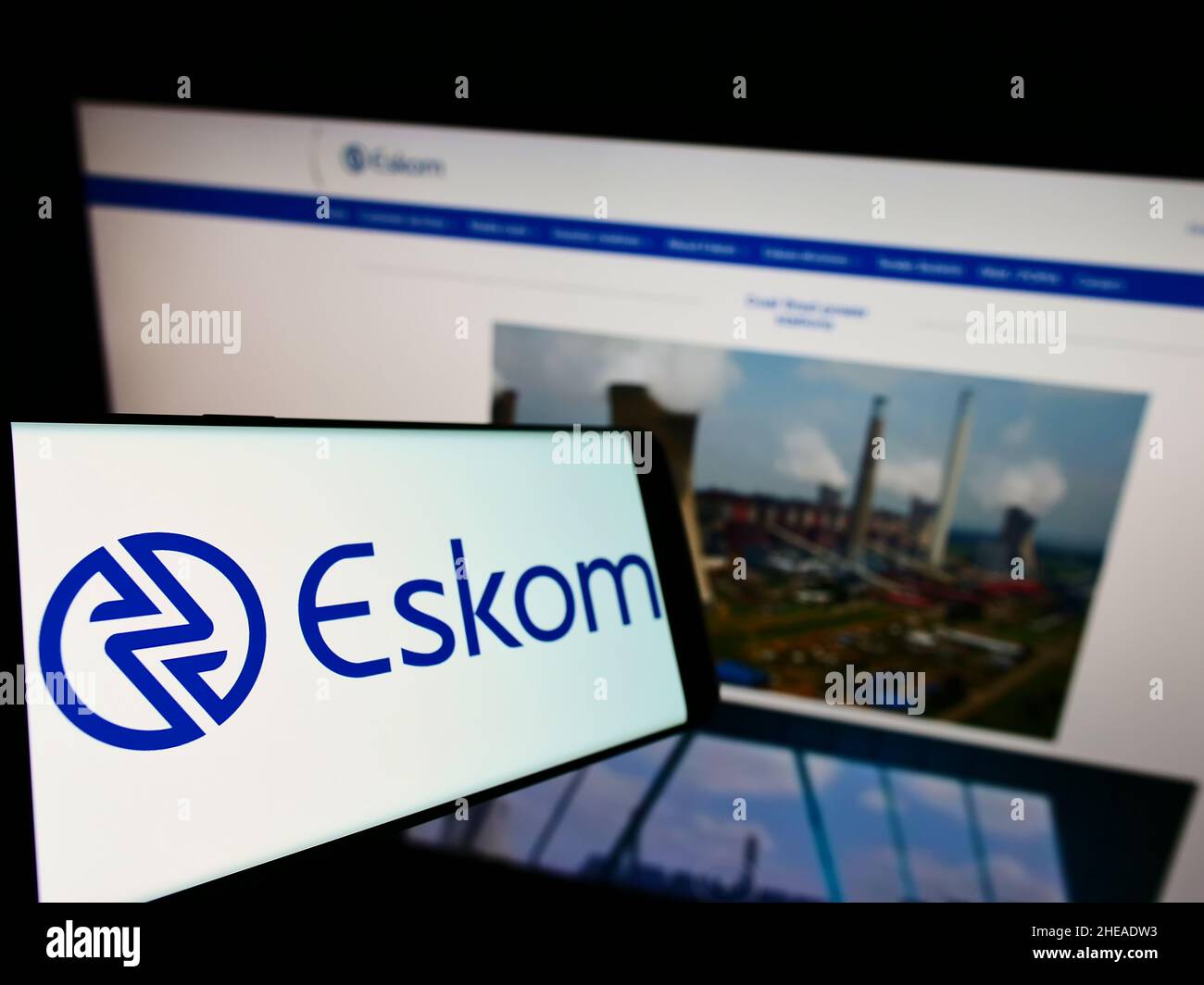 Téléphone mobile avec le logo de la société de services publics Eskom Holdings SOC Ltd. Sur l'écran devant le site Web d'affaires.Mise au point à gauche de l'écran du téléphone. Banque D'Images