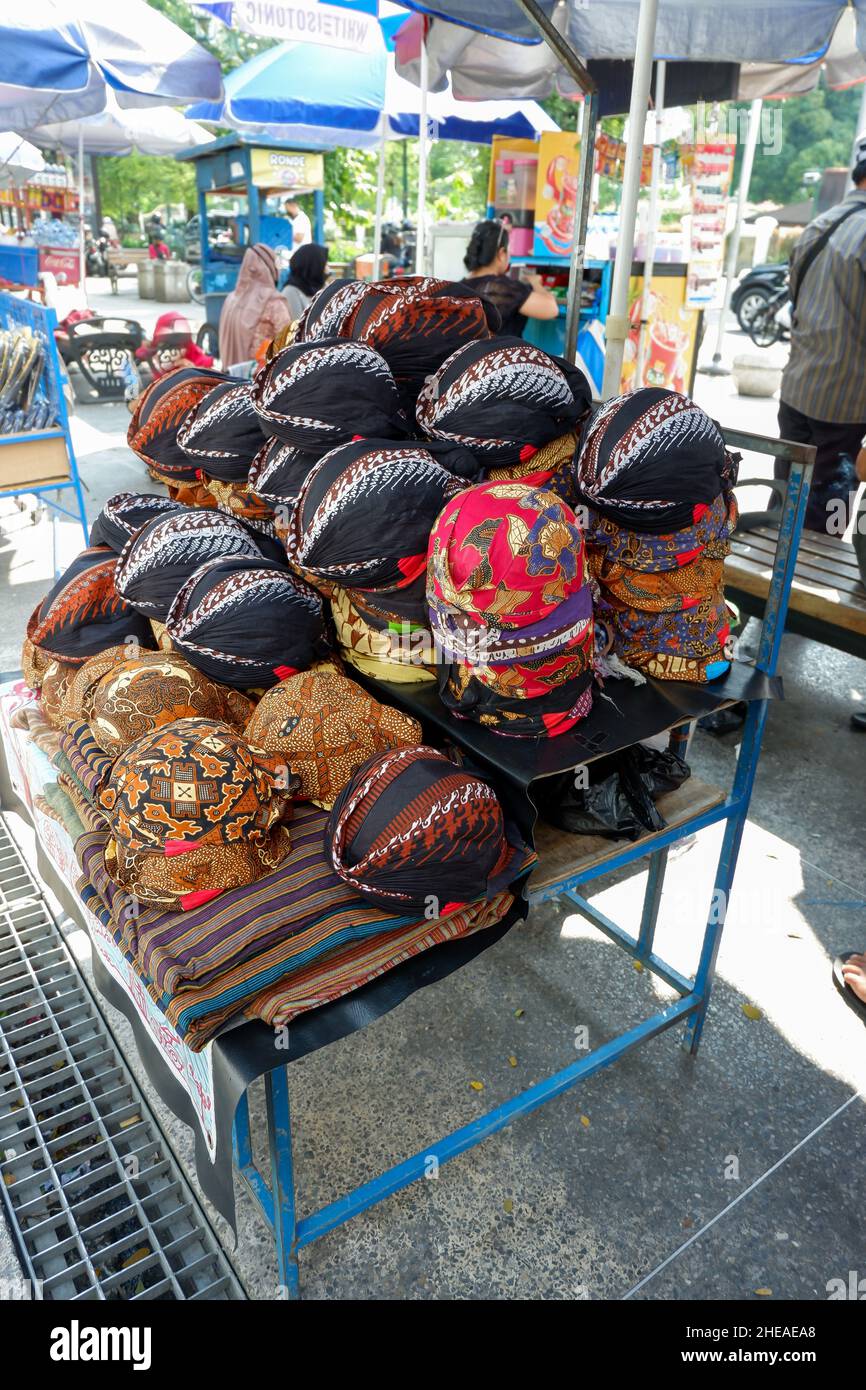 Blangkon stack, Blangkon est un harnais fait de batik et utilisé par les hommes comme partie de vêtements javanais traditionnels. Banque D'Images