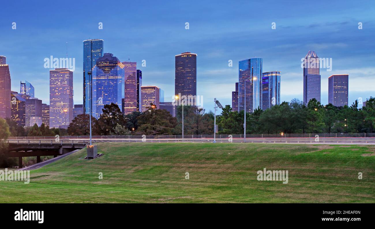 Houston skyline en journée ensoleillée de l'herbe du parc du Texas USA Banque D'Images