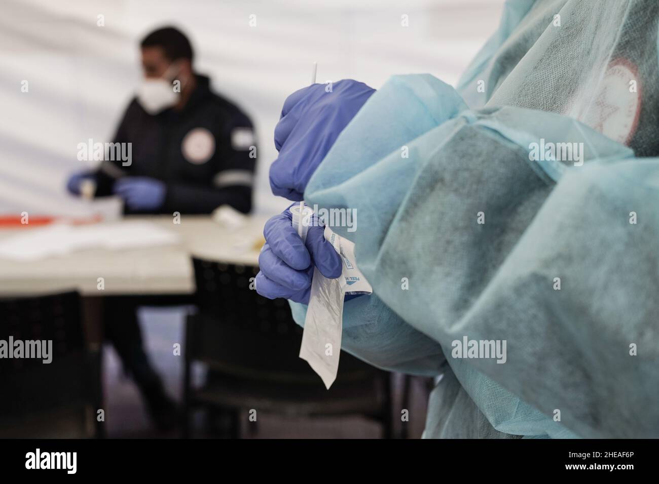 Jérusalem, Israël.10th janvier 2022.Les Israéliens sont soumis à des tests COVID-19 au complexe de passage de l'Ein Yael à Jérusalem, alors qu'Israël est confronté à une augmentation de l'infection à coronavirus, probablement due à la variante d'Omicron.Magen David Adom, le principal SME d'Israël, effectue des tests PCR pour les personnes âgées et des tests Antigen pour tous les autres, car une pénurie de kits de tests PCR menace un avenir proche.Bien que les tests d'Antigen se soient avérés significativement imprécis, fournissant à la fois DES RÉSULTATS FAUX POSITIFS et FAUX NÉGATIFS, une partie de l'économie du pays et du système éducatif s'appuie sur des tests fréquents pour les personnes non vaccinées.CRED Banque D'Images