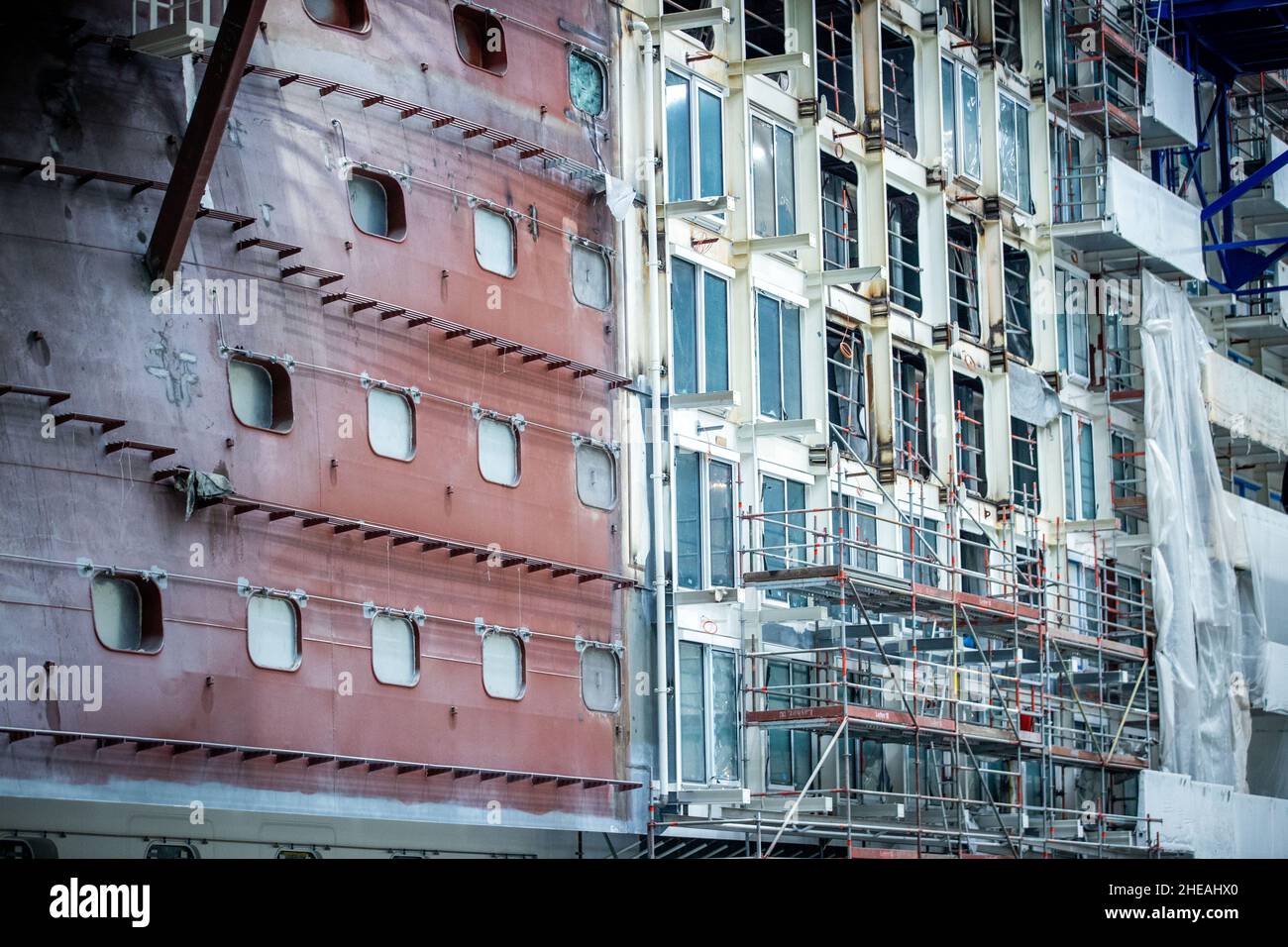 Wismar, Allemagne.07th janvier 2022.Cabine du bateau de croisière 'rêve mondial' en construction dans la salle de construction navale de MV Werften.L'existence continue de MV Werften est gravement menacée et les salaires des employés ne pouvaient pas être payés comme prévu.Le gouvernement fédéral, l'État et le propriétaire du chantier naval Genting Hong Kong n'ont jusqu'à présent pas été en mesure de s'entendre sur un nouveau plan de sauvetage.Credit: Jens Büttner/dpa-Zentralbild/ZB/dpa/Alay Live News Banque D'Images