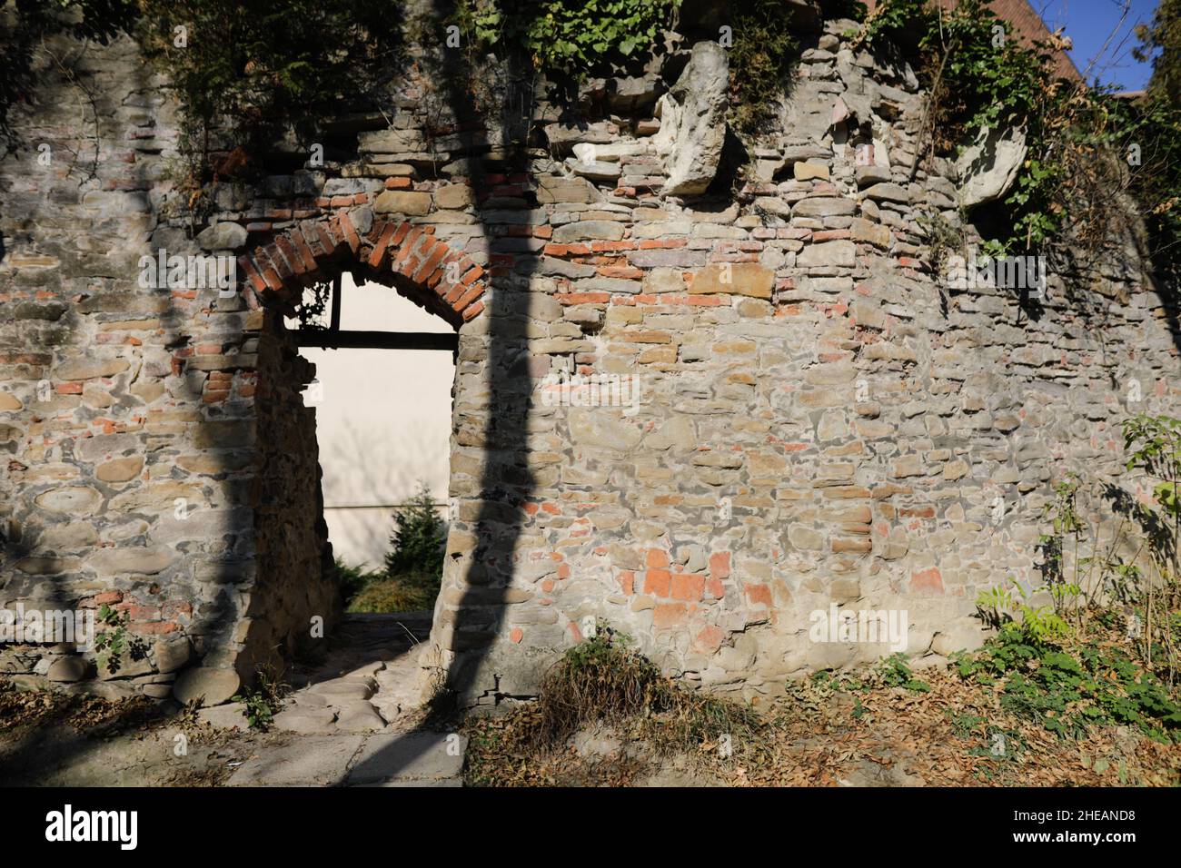 Entrée dans un mur de pierre dans une ville médiévale de la région de Transylvanie en Roumanie. Banque D'Images