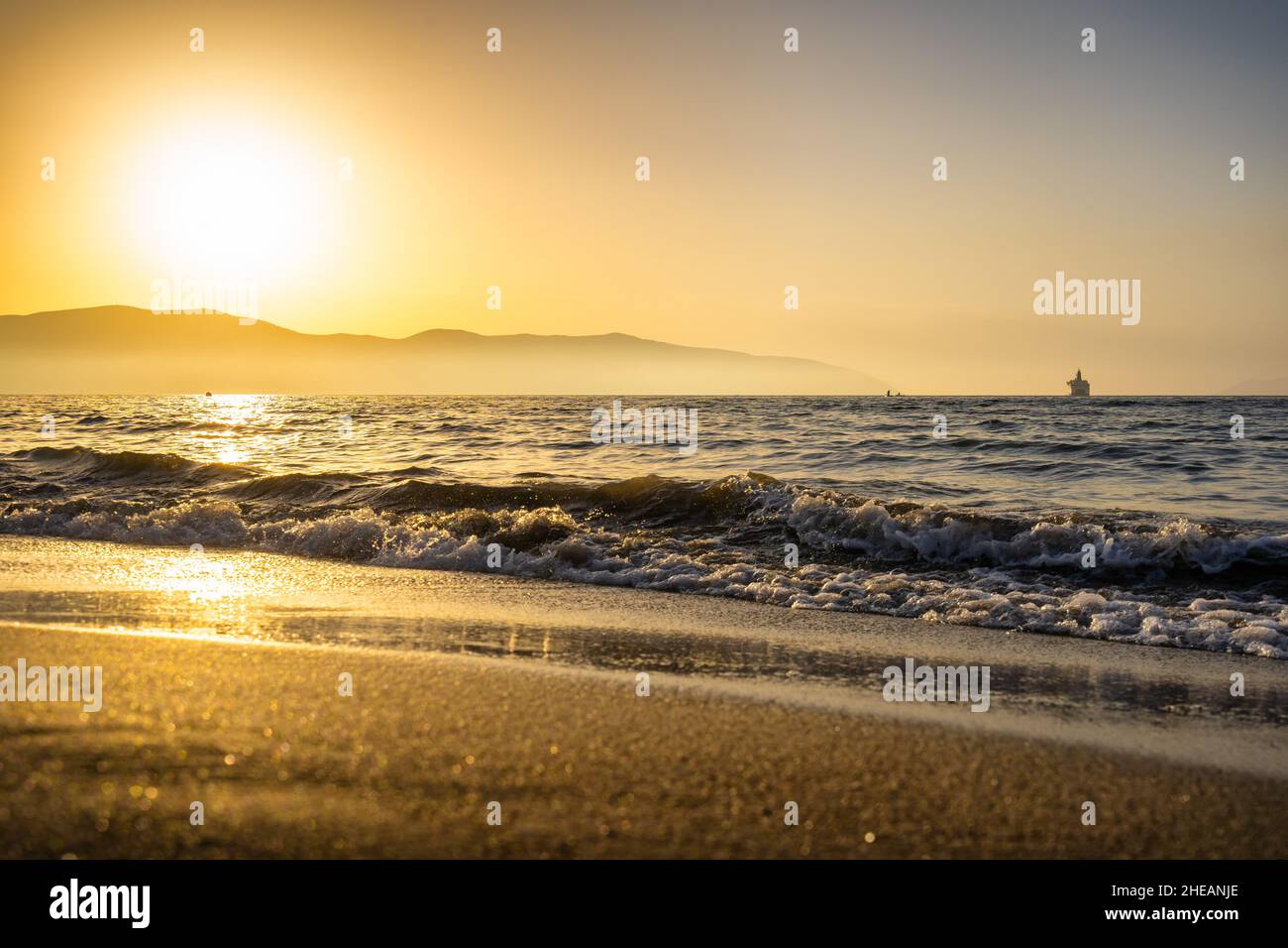 La plage se fait sur les vagues pendant le coucher du soleil au ralenti.Vlore, Albanie Banque D'Images