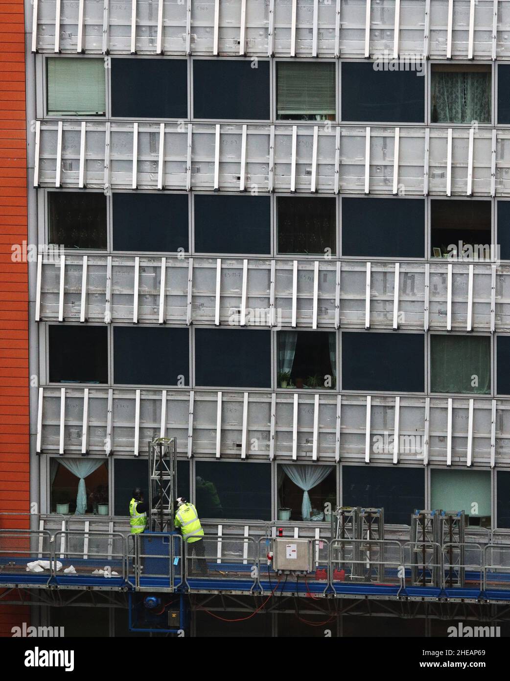 Photo du dossier datée du 20/01/21 d'entrepreneurs qui entreprennent des travaux dans une propriété résidentielle de Paddington, Londres, dans le cadre d'un projet visant à supprimer et à remplacer les revêtements non conformes.Le secrétaire au logement Michael Gove a déclaré qu'il était prêt à « utiliser des moyens juridiques et, en fin de compte, le système fiscal » pour s'assurer que les développeurs sont à la hauteur de leurs responsabilités en matière de réparation des revêtements dangereux.Date de publication : lundi 10 janvier 2022. Banque D'Images